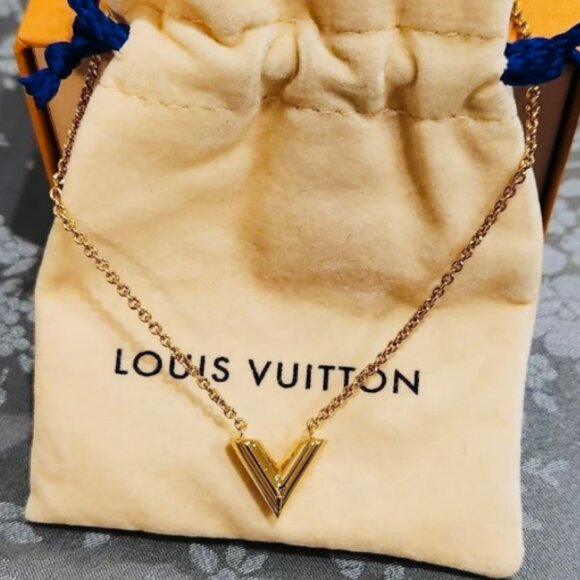 Authentic LOUIS VUITTON Essential V Necklace
